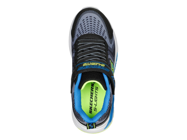 Tenis deportivos Skechers para niño en colores negro, azul y amarillo con suela blanca.