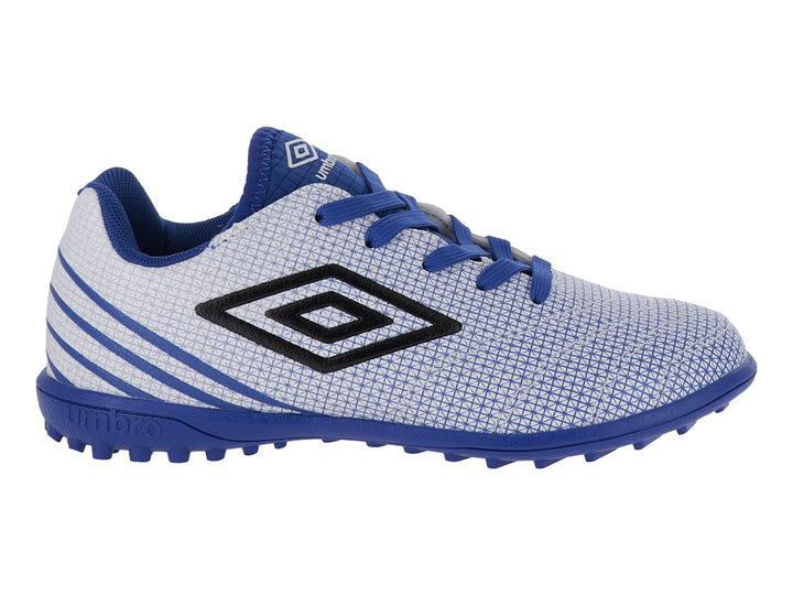 Tenis de fútbol Umbro en colores blanco y azul royal con suela para césped sintético.