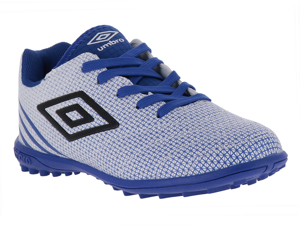 Tenis de fútbol Umbro en colores blanco y azul royal con suela para césped sintético.