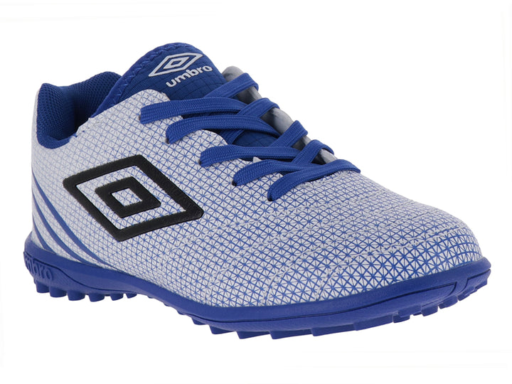 Tenis de fútbol Umbro en colores blanco y azul royal con suela para césped sintético.