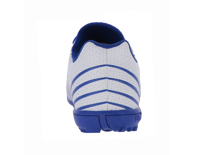 Tenis de fútbol Umbro en colores blanco y azul royal con suela para césped sintético.