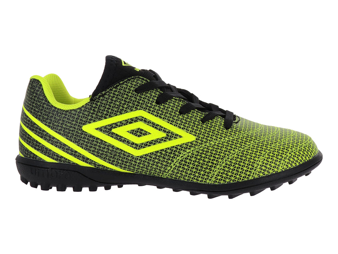 Zapato de fútbol Umbro color amarillo neón y negro con suela para césped sintético.