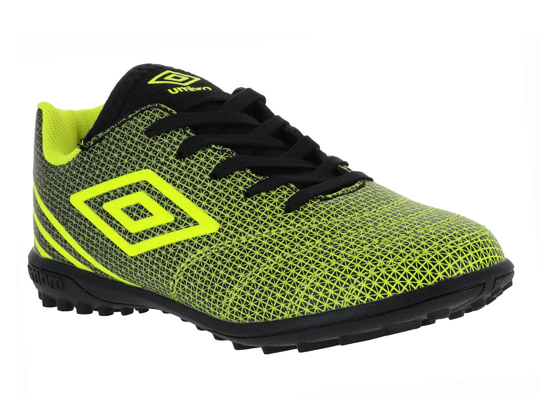 Zapato de fútbol Umbro color amarillo neón y negro con suela para césped sintético.