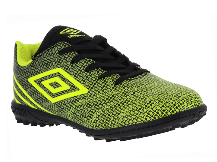 Zapato de fútbol Umbro color amarillo neón y negro con suela para césped sintético.