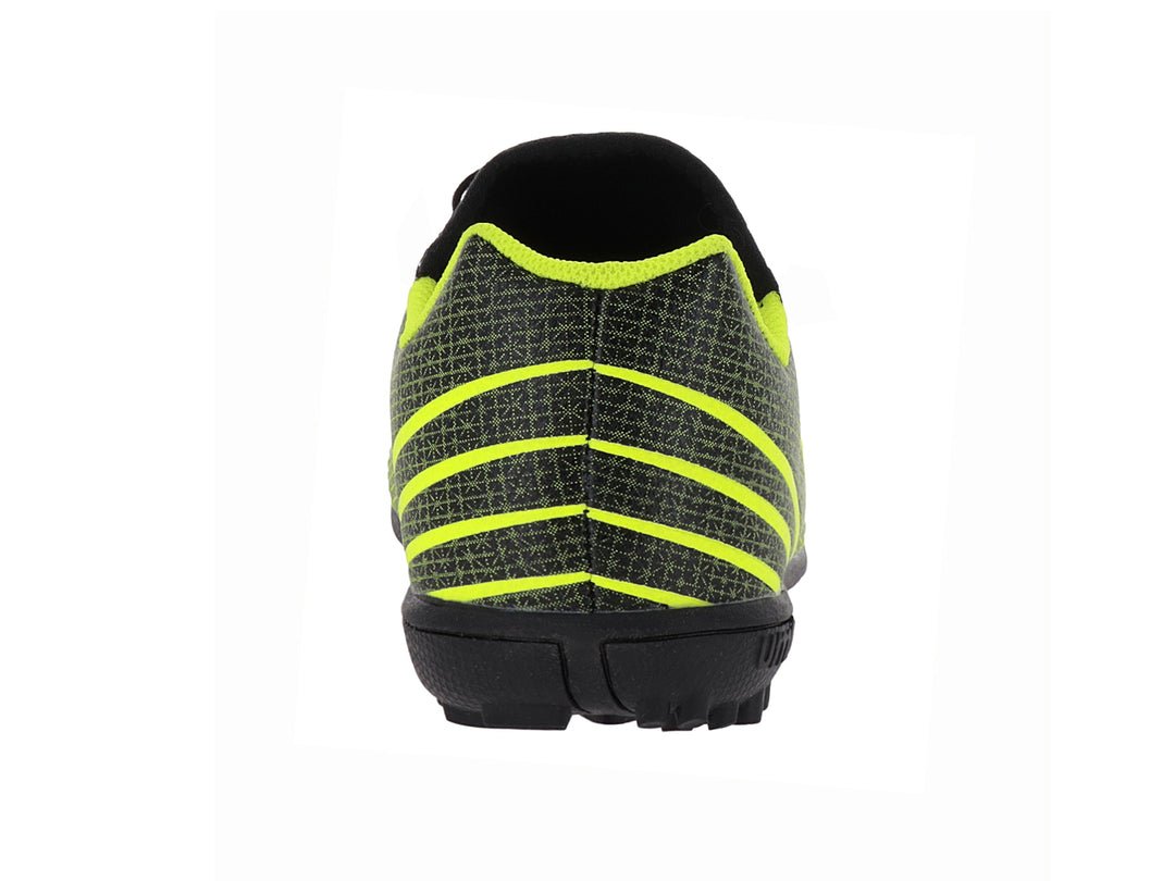 Zapato de fútbol Umbro color amarillo neón y negro con suela para césped sintético.