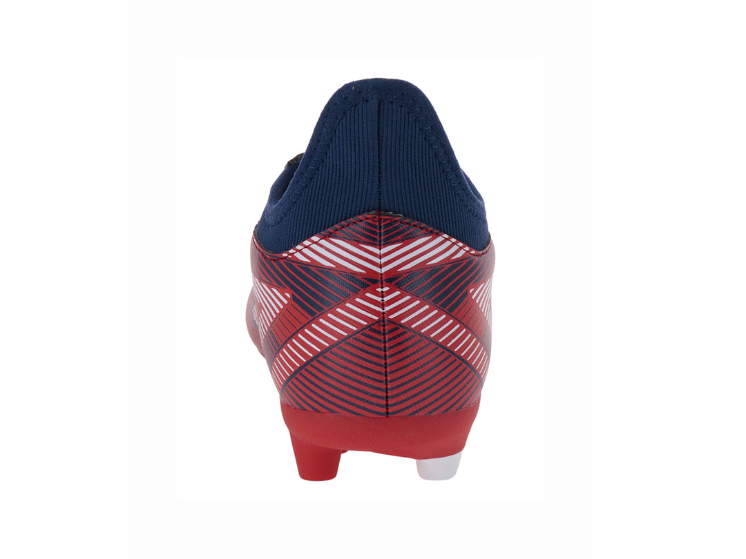 Zapato de fútbol Umbro en color rojo con detalles en azul y blanco, diseño Veloce LT III para pasto natural.
