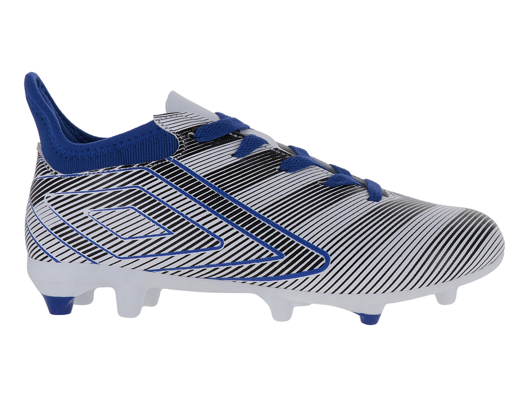 Calzado de fútbol Umbro con diseño de rayas blancas y negras, detalles en azul royal y suela blanca con tacos.