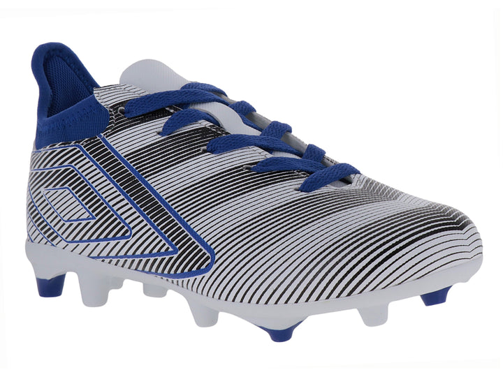 Calzado de fútbol Umbro con diseño de rayas blancas y negras, detalles en azul royal y suela blanca con tacos.