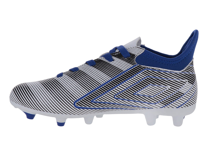 Calzado de fútbol Umbro con diseño de rayas blancas y negras, detalles en azul royal y suela blanca con tacos.