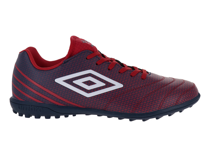 Zapato de fútbol Umbro color rojo y azul marino con logo blanco y suela texturizada.