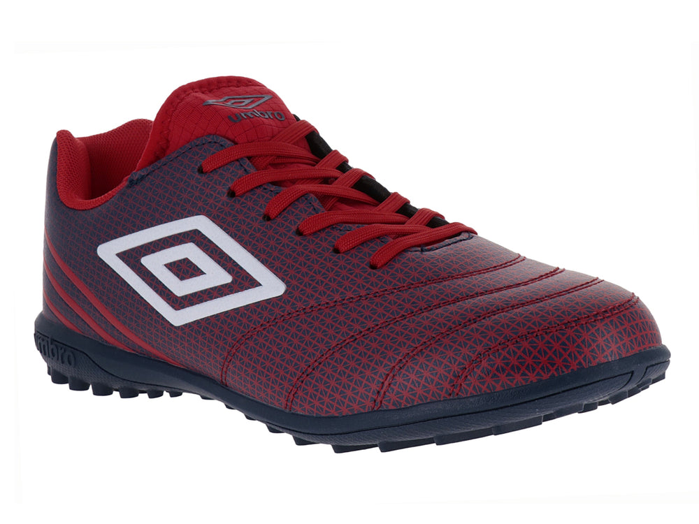 Zapato de fútbol Umbro color rojo y azul marino con logo blanco y suela texturizada.