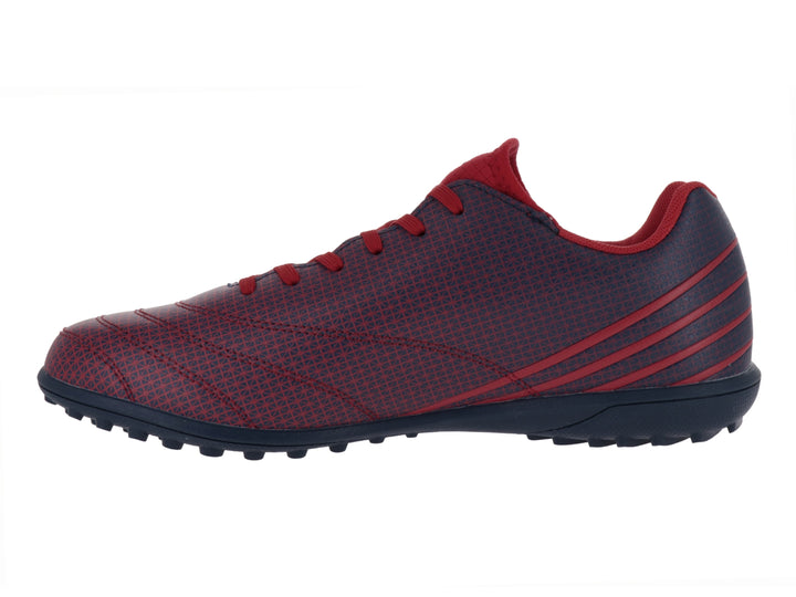 Zapato de fútbol Umbro color rojo y azul marino con logo blanco y suela texturizada.