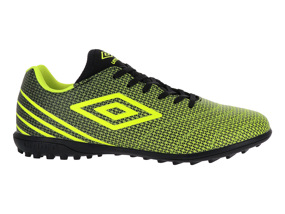 Zapato de fútbol Umbro en color amarillo y negro con diseño de cuadrícula y suela para césped sintético.