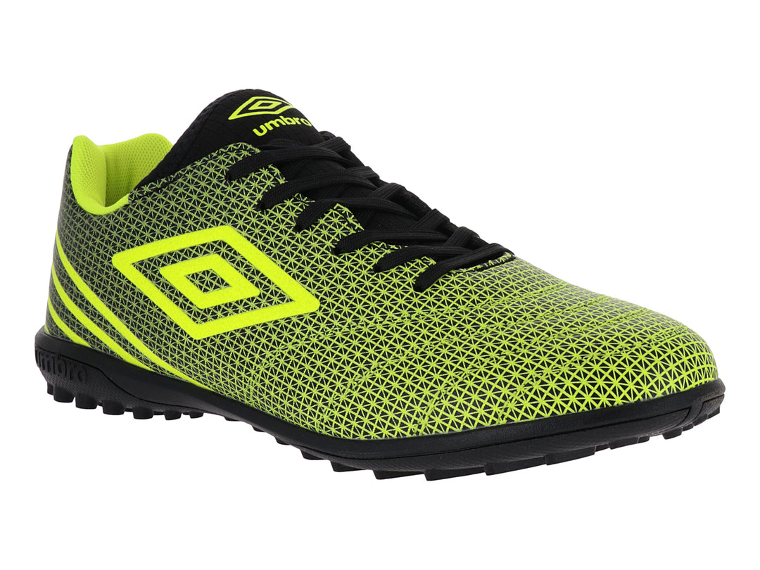 Zapato de fútbol Umbro en color amarillo y negro con diseño de cuadrícula y suela para césped sintético.