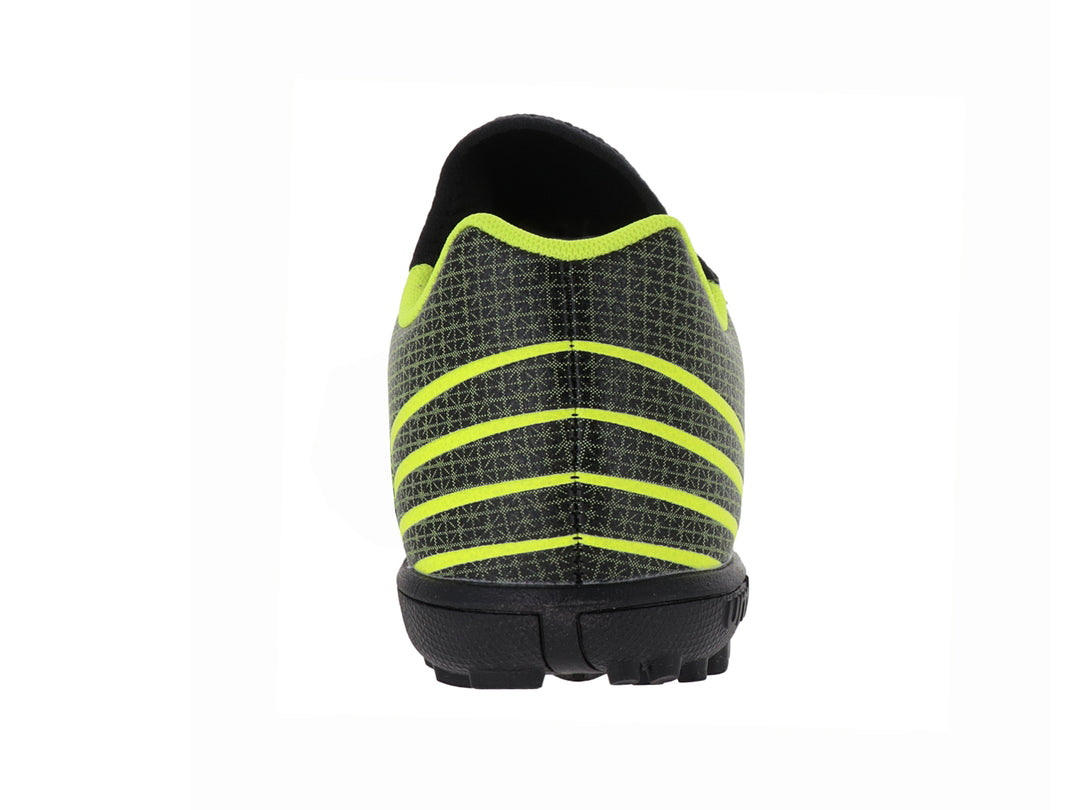 Zapato de fútbol Umbro en color amarillo y negro con diseño de cuadrícula y suela para césped sintético.