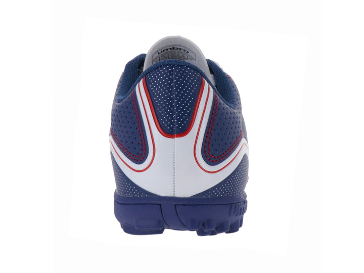 Zapato de fútbol Umbro color blanco y azul con detalles rojos y suela para césped sintético.