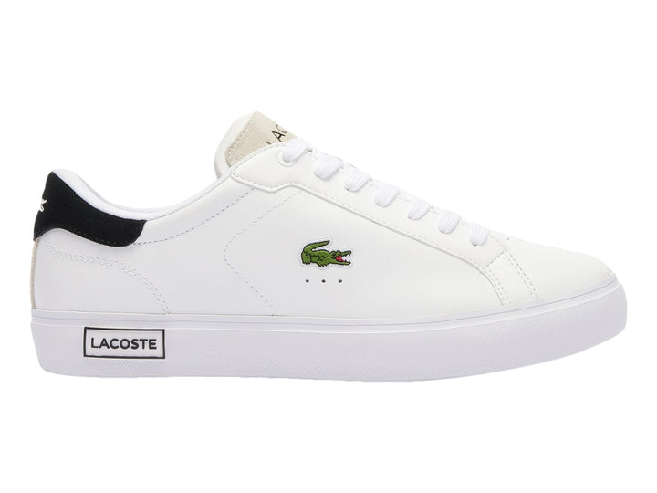 Tenis Lacoste Powercourt color blanco con detalle en el talón color negro y suela blanca.
