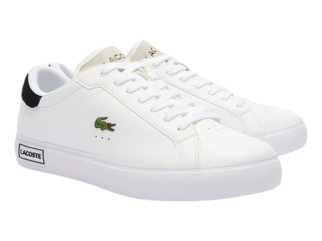 Tenis Lacoste Powercourt color blanco con detalle en el talón color negro y suela blanca.