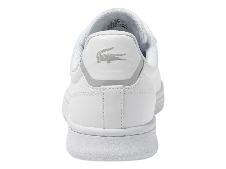 Tenis blancos de cuero para Niño marca Lacoste con logotipo del cocodrilo en el lateral.
