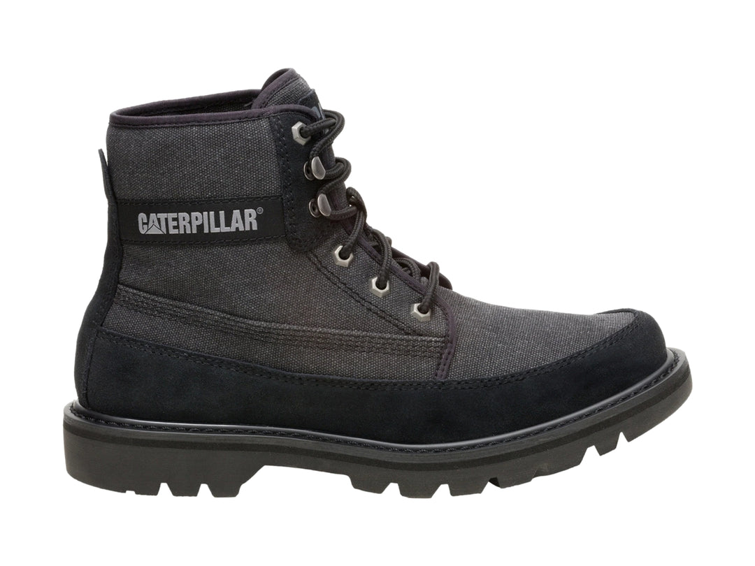 Bota Caterpillar color negro de material canvas y gamuza con suela robusta y cordones.
