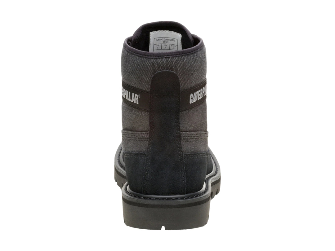Bota Caterpillar color negro de material canvas y gamuza con suela robusta y cordones.