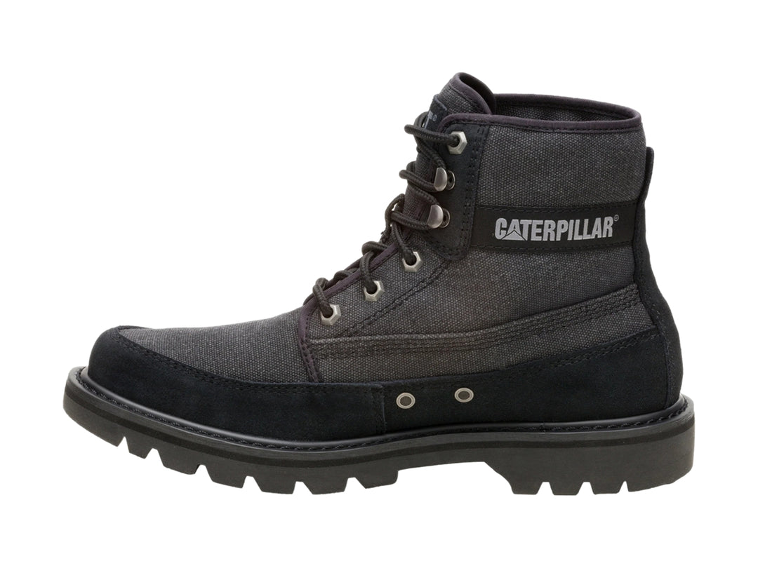 Bota Caterpillar color negro de material canvas y gamuza con suela robusta y cordones.