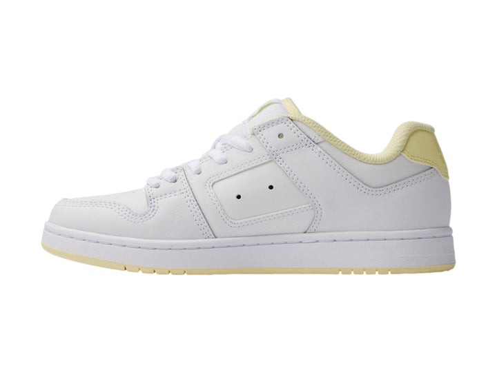 Tenis DC Shoes color blanco con detalles en amarillo y suela blanca.