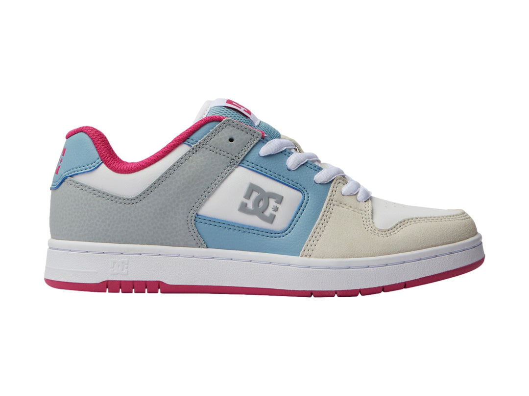 Tenis DC Shoes Manteca 4 en colores gris y blanco con detalles en azul y rosa.