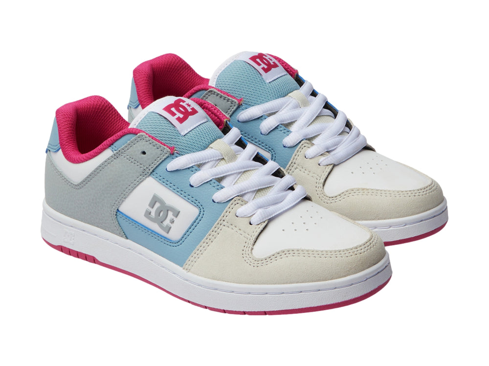 Tenis DC Shoes Manteca 4 en colores gris y blanco con detalles en azul y rosa.