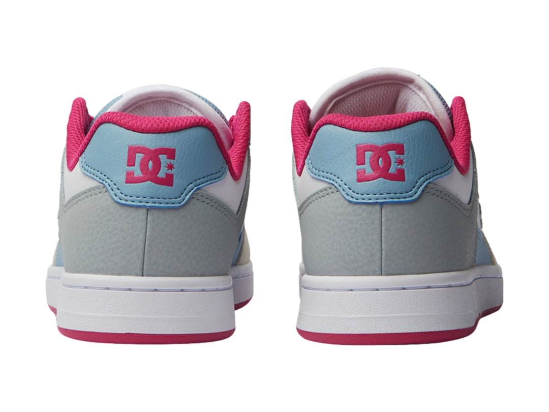 Tenis DC Shoes Manteca 4 en colores gris y blanco con detalles en azul y rosa.