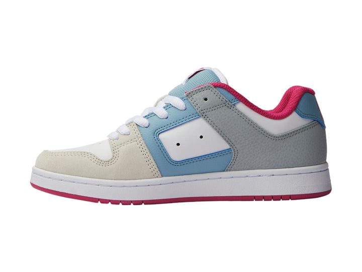 Tenis DC Shoes Manteca 4 en colores gris y blanco con detalles en azul y rosa.