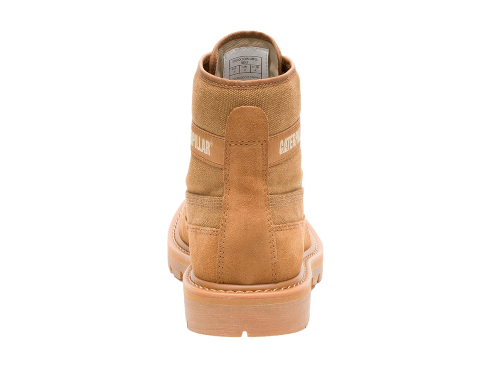 Bota Caterpillar color marrón azúcar de lona y gamuza con suela dentada.