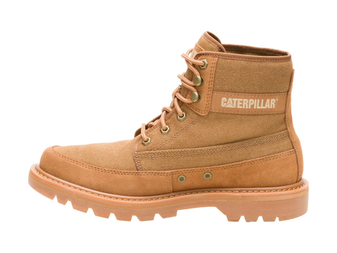 Bota Caterpillar color marrón azúcar de lona y gamuza con suela dentada.