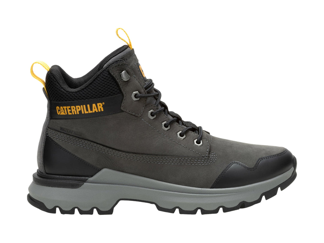 Zapato tipo bota Caterpillar color gris pavimento con detalles en negro y amarillo.