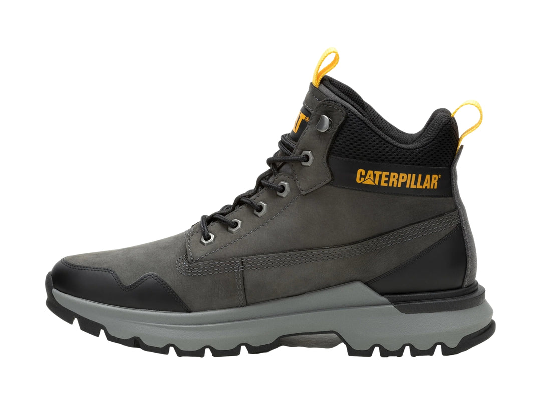 Zapato tipo bota Caterpillar color gris pavimento con detalles en negro y amarillo.