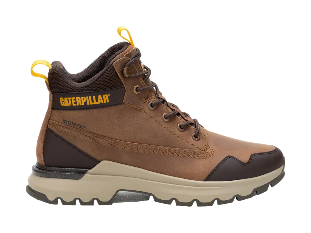 Zapato botín Caterpillar de cuero color tan con suela gruesa y detalles amarillos.