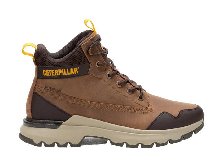 Zapato botín Caterpillar de cuero color tan con suela gruesa y detalles amarillos.