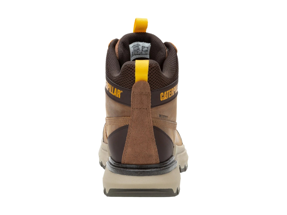 Zapato botín Caterpillar de cuero color tan con suela gruesa y detalles amarillos.
