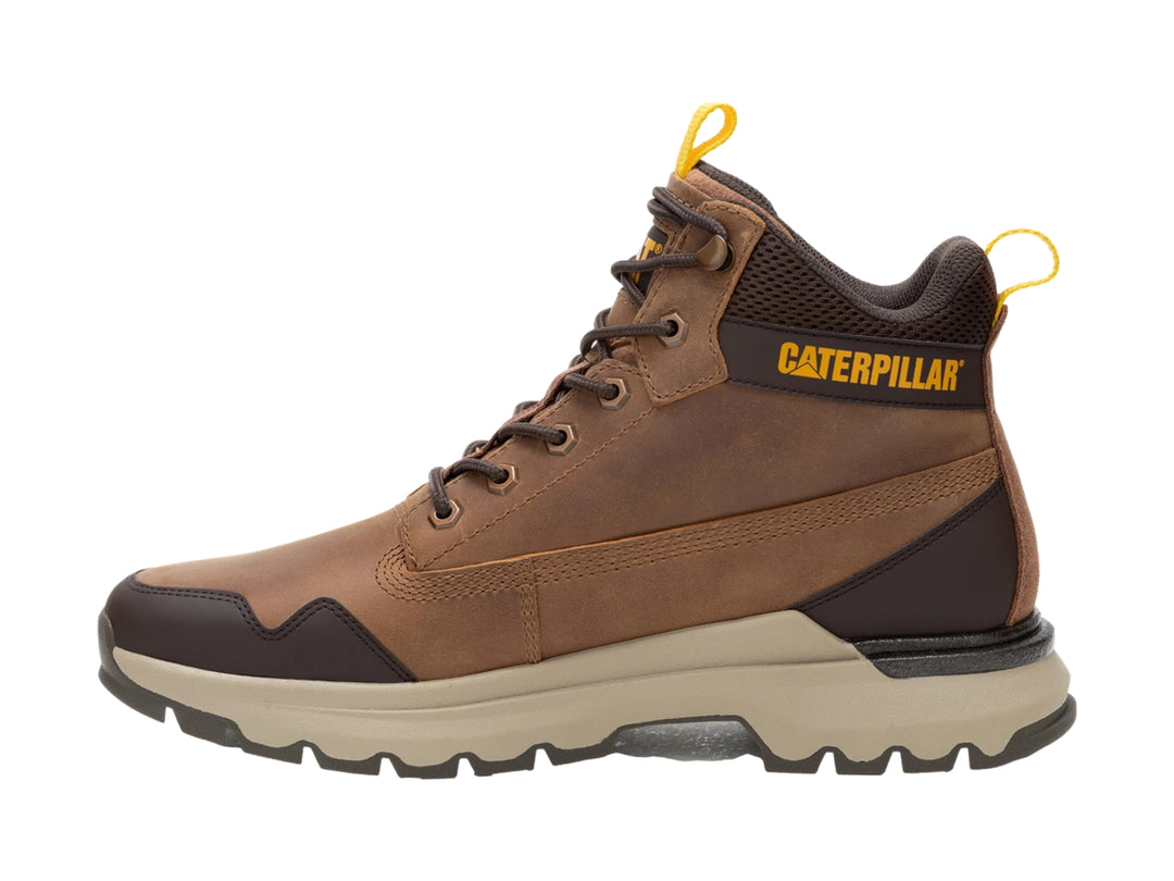 Zapato botín Caterpillar de cuero color tan con suela gruesa y detalles amarillos.
