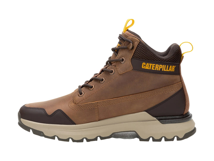 Zapato botín Caterpillar de cuero color tan con suela gruesa y detalles amarillos.