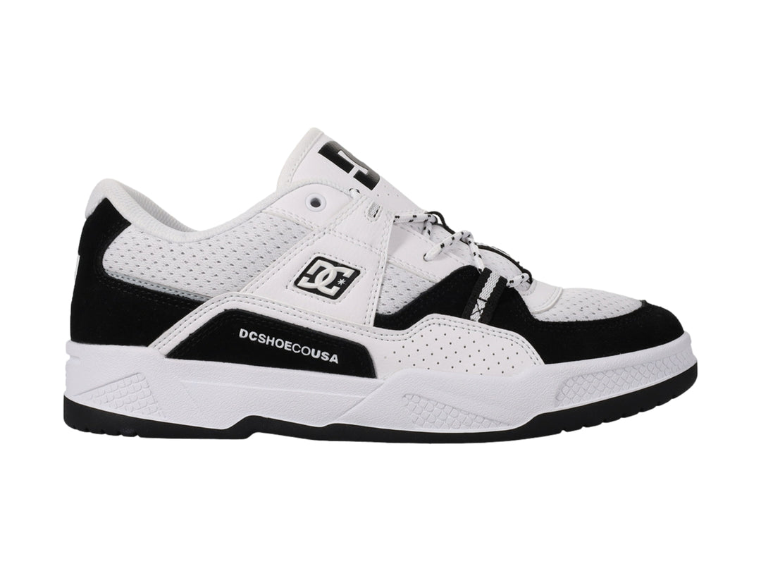 Tenis DC Shoes modelo Adys en colores blanco y negro con suela robusta y detalles perforados.