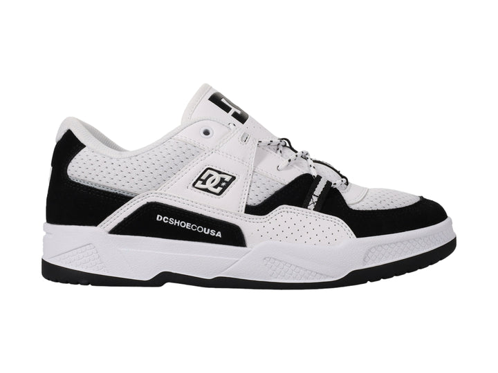 Tenis DC Shoes modelo Adys en colores blanco y negro con suela robusta y detalles perforados.