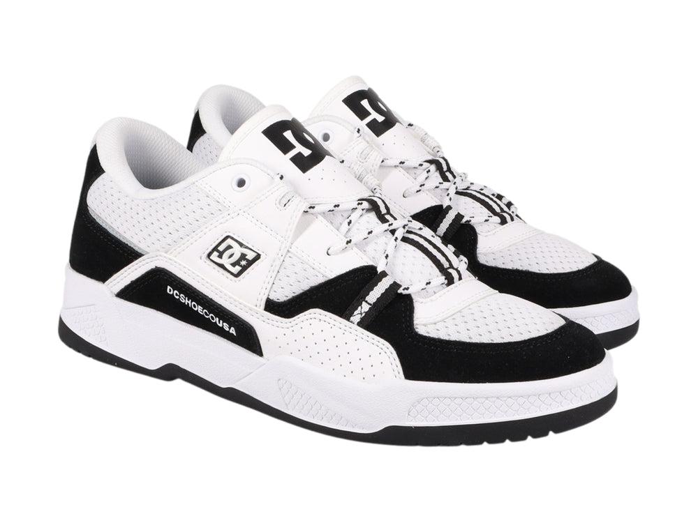 Tenis DC Shoes modelo Adys en colores blanco y negro con suela robusta y detalles perforados.