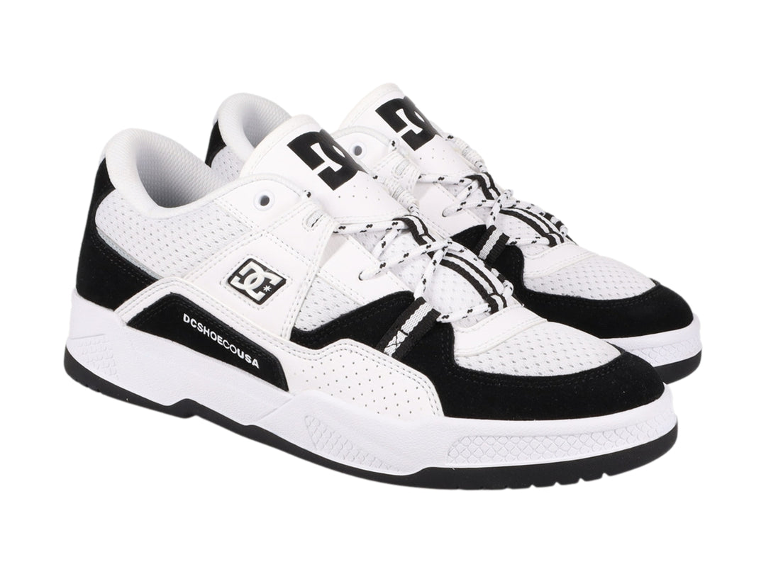 Tenis DC Shoes modelo Adys en colores blanco y negro con suela robusta y detalles perforados.