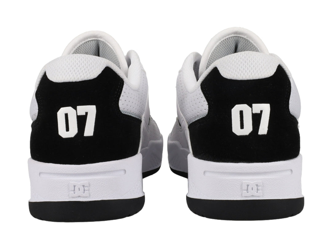 Tenis DC Shoes modelo Adys en colores blanco y negro con suela robusta y detalles perforados.