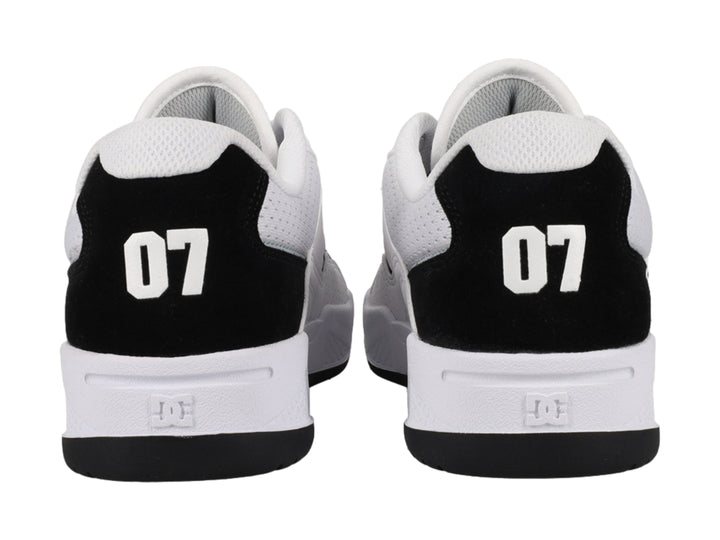 Tenis DC Shoes modelo Adys en colores blanco y negro con suela robusta y detalles perforados.
