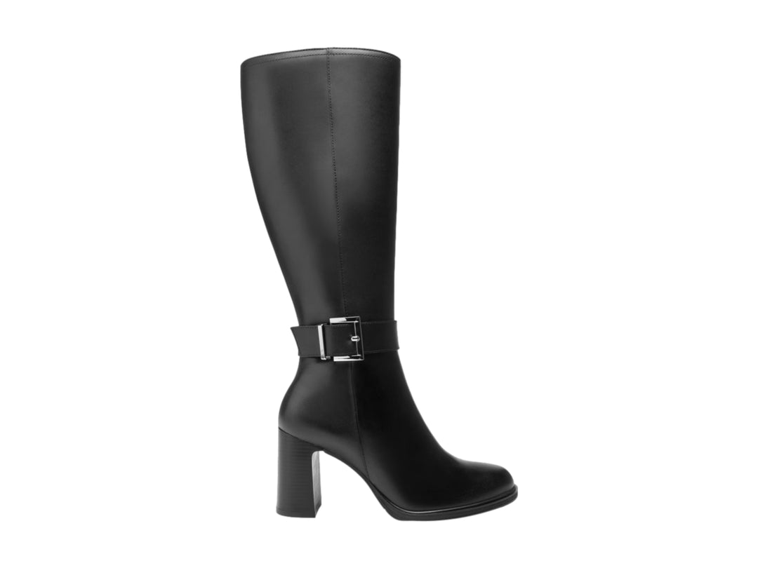 Bota alta de cuero negro para mujer con tacón cuadrado y detalle de hebilla plateada.