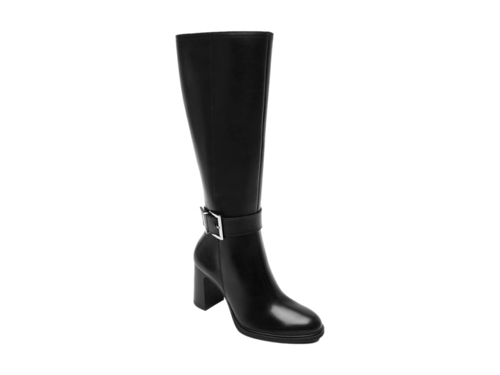 Bota alta de cuero negro para mujer con tacón cuadrado y detalle de hebilla plateada.