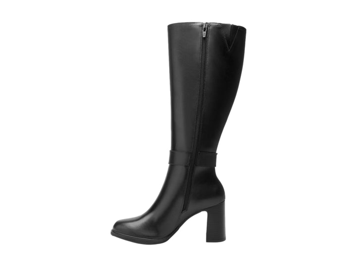 Bota alta de cuero negro para mujer con tacón cuadrado y detalle de hebilla plateada.