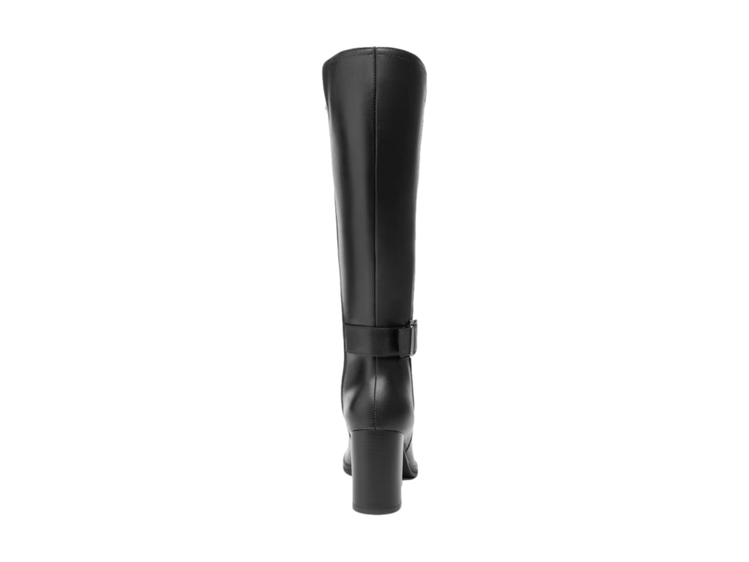 Bota alta de cuero negro para mujer con tacón cuadrado y detalle de hebilla plateada.
